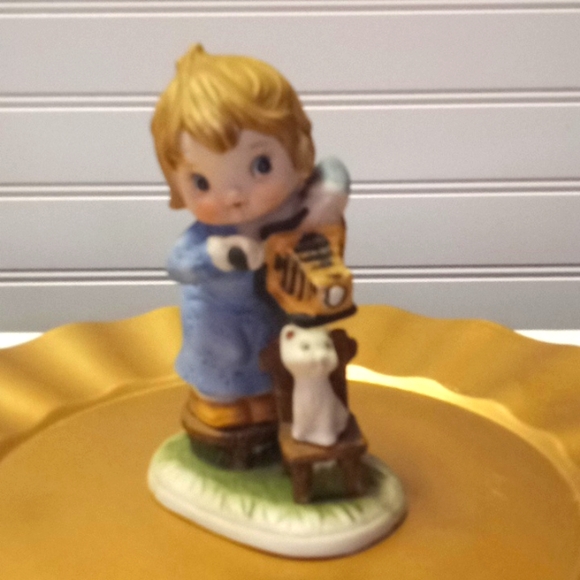 VTG- Royal Crown Child Photographer with Kitten Figurine - Picture 2 of 10